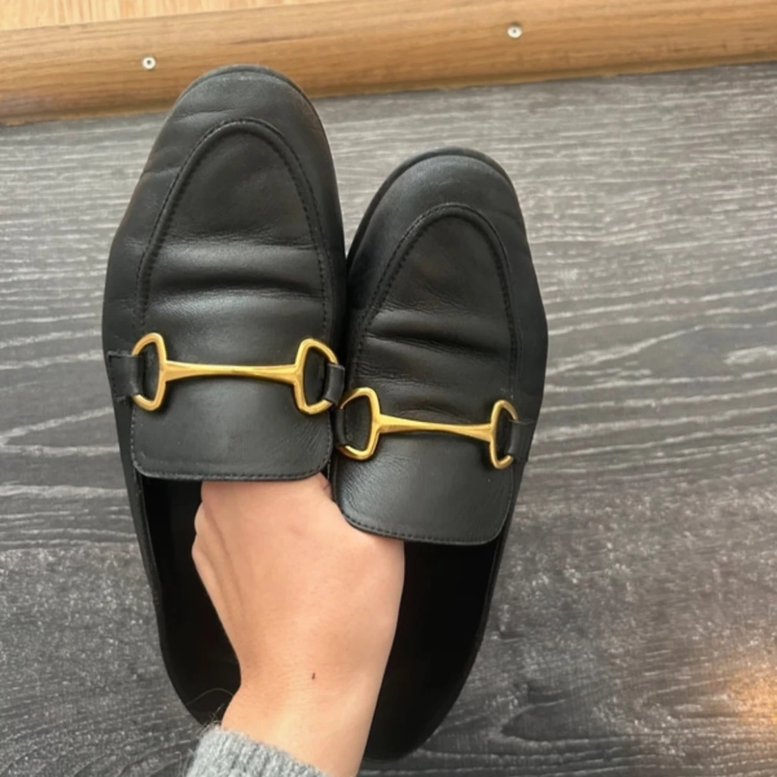 Svarta loafers med gulddetaljer - 90