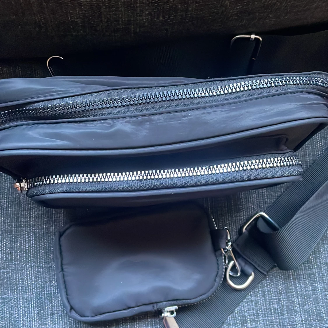 Svart axelväska med flera fack - 91