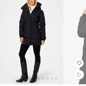 Svart dunjacka med huva. (rock and blue) - Snygg svart dunjacka från rock and blue med huva och dragkedja. Jackan är storlek 36 och har långa ärmar och praktiska fickor, man kan även dra åt midjan. Använt denna i 2 dagar då jag köpte en exakt likadan men storlek 34 från en annan hemsida då jag tyckte 36 var för stor, hade redan dragit av lappar så kunde ej lämna tillbaka denna. Jackan är otroligt varm och bekväm och vill därför att den ska komma till användning för någon annan 😊pris kan diskuteras.