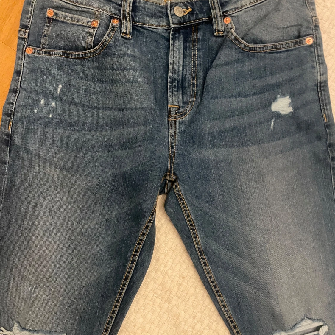 Blå jeansshorts med slitningar