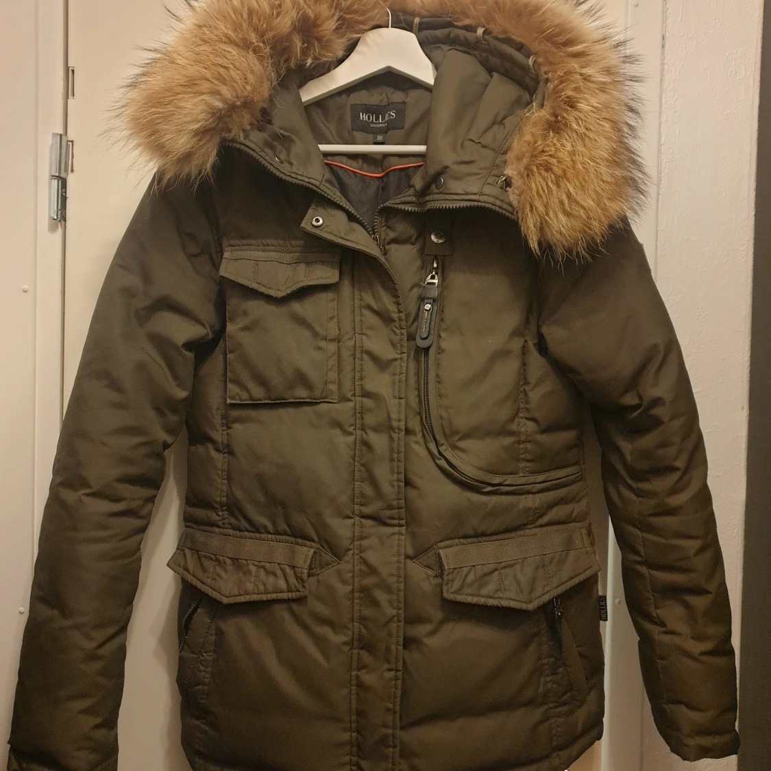 Olivgrön parkajacka med päls från Hollies