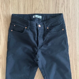 Svarta jeans från Acne - Svarta byxor i rak modell från Acne Jeans. Modellen heter Hex Black ups. Storlek 27/34. Innerbenslängd ca 74cm. Bra begagnat skick. Rökfritt hem.