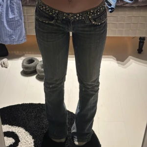 Miss me jeans - Snygga miss me jeans som e jätte låga och bootcut, en skärp ögla har lossnat, det är ett litet hål i bak under ena fickan och dom är lite slitna längst ner! Midja:36cm innerbensmåttet:78cm💕Jag är 156cm och dom är långa på mig, står på tå i första bilden!