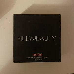 Tantour Contour & Bronzer Cream Huda Beauty - Säljer min Tantour Contour & Bronzer Cream från Huda Beauty i färgen light. Super fin bronzer, jätte krämig. Men jag har knappast använt den då jag redan har så mycket andra produkter. Köptes för 420kr på SEPHORA 