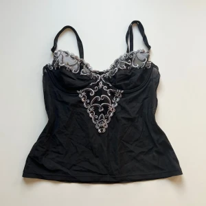 Mesh linne - Vintage gulligt svart linne med mesh i hög kvalite. Finns varken märkes eller storlekslapp men den passar S/M ungefär