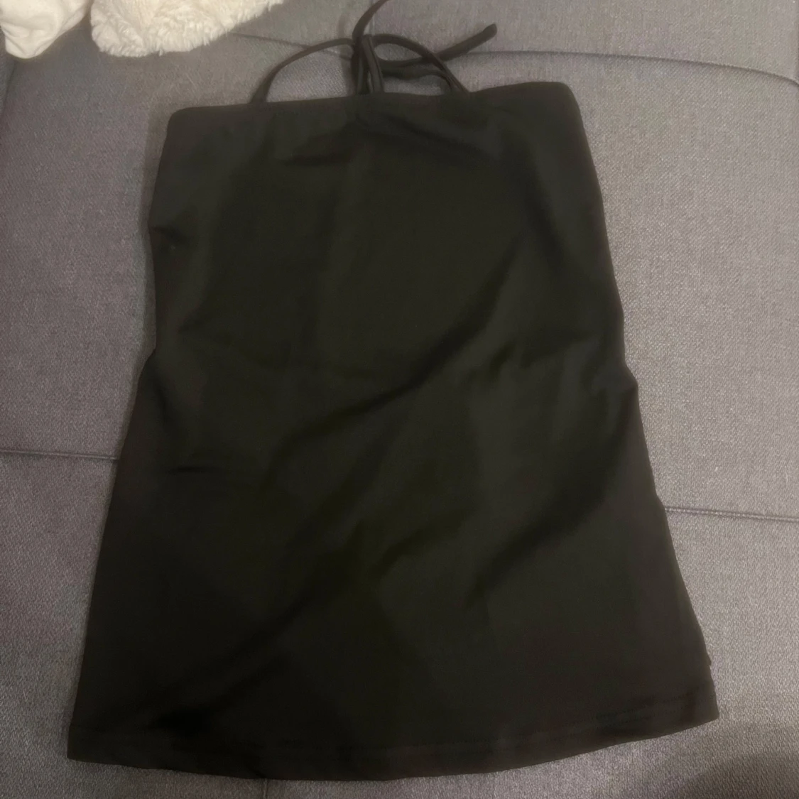 Svart axelbandslös fest topp med knytning i ryggen