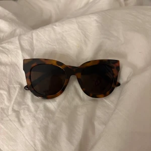 Chimi liknande solglasögon - Snygga solglasögon. De har en klassisk cat-eye form som ger en retro känsla. Perfekta för att ge din outfit en extra touch av stil. Liknar dem från chimi i modellen 08. Helt nya.