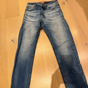 Blå jeans från Jack & Jones W29 L32 - Säljer ett par snygga blå jeans från Jack & Jones. Modell Comfort/Mike. Använda sparsamt och i fint skick.