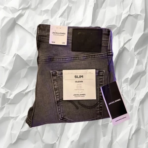 Jack & Jones Jeans - Snygga, stilrena och fräscha jeans ifrån Jack & Jones i slim fit och modell ”JJGLENN”  - Storlek: 29/32 - Skick: 10/10 - Nypris: 449kr - Vårt pris: 299kr - INTE ENS TESTADE! 🙌🏻