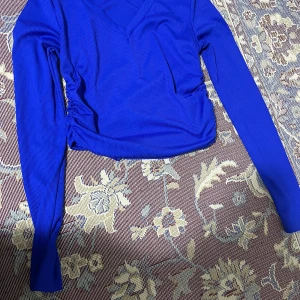 Blå ribbad tröja - Snygg blå ribbad tröja med v-ringning och långa ärmar. Ganska fin att ha på sig säljer den eftersom den är liten på mig, annars ganska fin att ha på sig med kanske svarta jeans 🥰