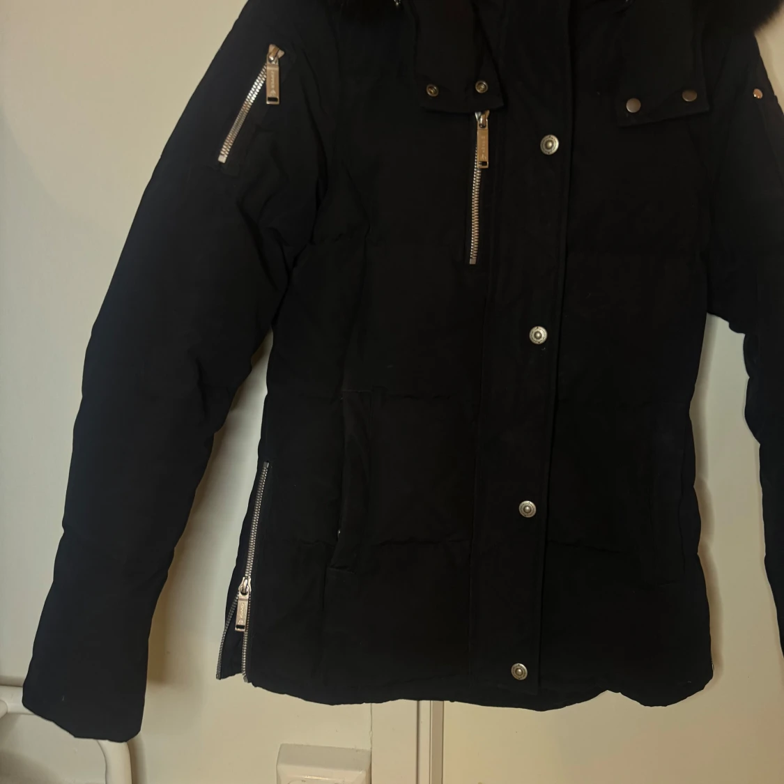 Svart dunjacka från Moose Knuckles - 90