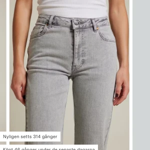 Grå jeans med mid waist och wide fit - Snygga grå jeans med mid waist och wide fit. Perfekta för en avslappnad stil. Klassisk design med fem fickor och knappgylf. Storleken motsvarar ca M! Knappast använda💗