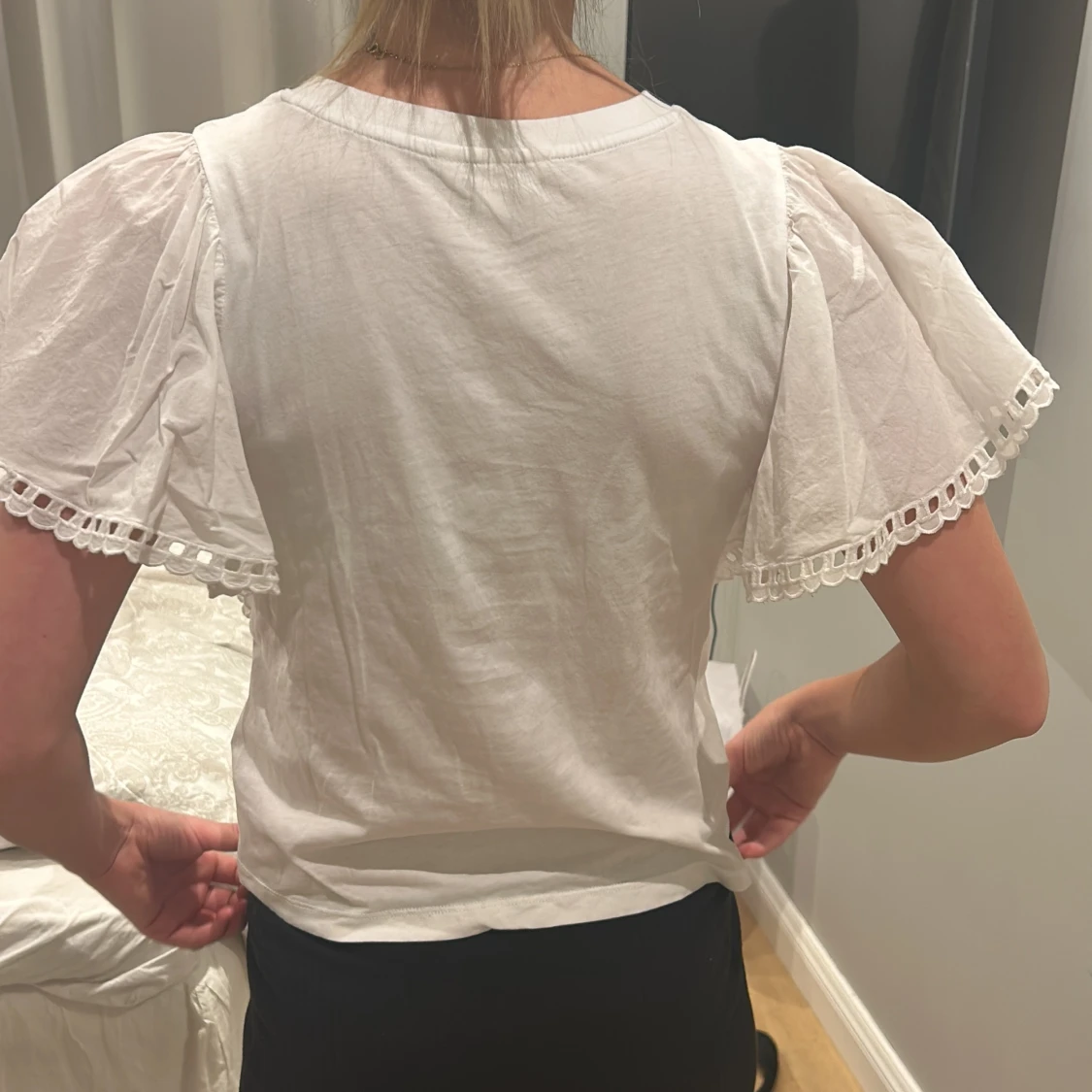 Vit blus med spetsdetaljer från H&M - 91