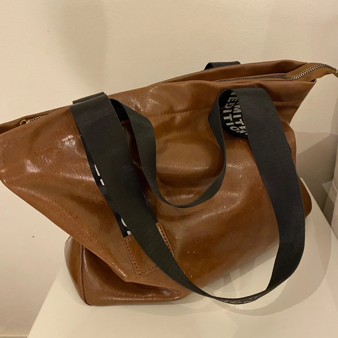 Brun axelväska med tryckta band - 93