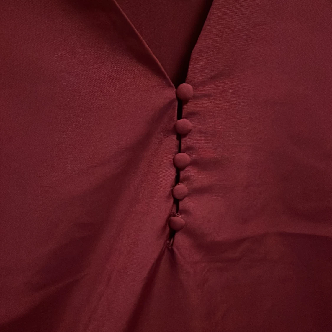 Vinröd blus med knappar från Vila, stl 36 - 92