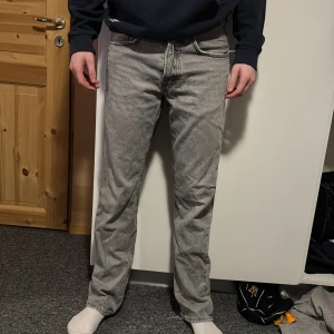 Grå Zara jeans - Säljer ett par grå jeans från Zara i storlek 38, har en liten fläck som inte går bort i tvätten men inget som man tänker på, annars i bra skick, killen på bilden är 180 cm för referens