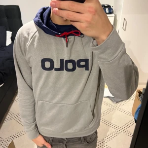 Ralph lauren hoodie  - Tjena! Säljer nu en as fet hoodie från Ralph lauren! Tröjan är i toppskick, priset går såklart att diskuteras🙌