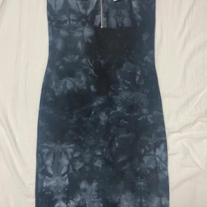 Klänning - Elegant mörkblå klänning med abstrakt mönster. Nu med prislapp!!