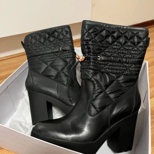 Svarta klack boots från Calvin Klein - Snygga svarta boots från Calvin Klein med gummiklack. Aldrig använda. 