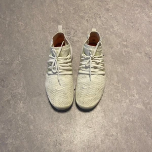 Vita sneakers från Nike - Snygga vita Nike sneakers med stickad ovandel och snörning. Perfekta för en stilren look med bekväm passform. Säljer de på grund av att jag ska flytta utomlands snart. Ny pris runt 1,4 t.