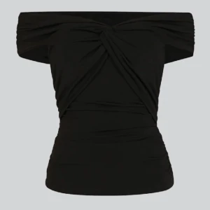 Bikbok topp - Svart off shoulder topp från bikbok. Sparsamt använd och inga defekter. Passar till fest men även vardag. Storlek xs. Skriv om ni har frågor 💕