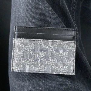 Kortfodral med mönster - Snyggt och stilrent grått kortfodral med populärt mönster. Skriv för frågor, endast plånboken, har ingen box