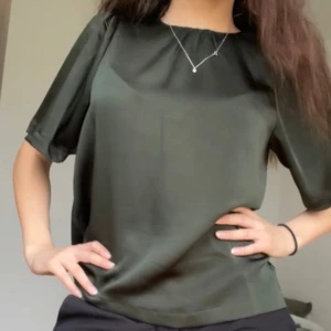Mörkgrön satinblus - Så fin blus i jättebra skick, passar verkligen till allltt!! Jul, nyår, middag, fest, vardag 🫶🏻🫶🏻