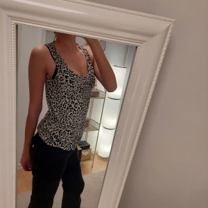 Topp - Topp med leopardmönster vit o svart, fint skick!