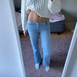 Lågmidjade jeans - Coola lågmidjade jeans från weekday med ”nät” detalj på framsidan. Midjemått ca 39 cm, ytterbenslängden ca 102cm, straight fit😊