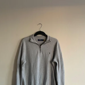 Ralph lauren half zip - Säljer min grå Ralph lauren half zip då den blivit för liten och aldrig använts mer.tröjan är i bra skick bortsett från två små fläckar på vänster arm (inget som märks överdrivet mycket). Tröjan säljes självklart nytvättad och undrar du nått så är det bara att höra av sig.