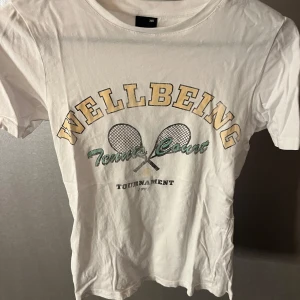 Vit t-shirt från Gina Tricot - Säljer en vit t-shirt från Gina Tricot med tryck. Använd ett fåtal gånger men fortfarande i fint skick. Storlek xxs men passar även xs. 