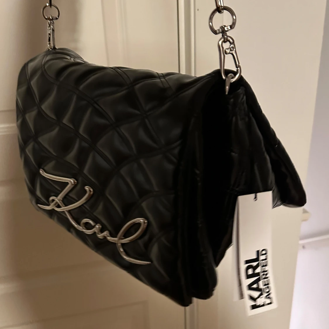 Svart quiltad axelväska från Karl Lagerfeld - 90