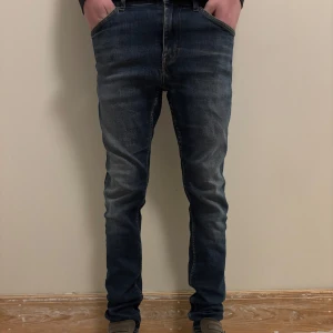Mörkblå Tiger of sweden jeans - Snygga mörkblå jeansbyxor från Tiger of sweden. Storlek 29/32. Modellen på bilden är 178 cm.
