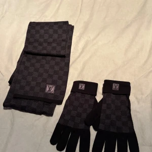Svart Louis Vuitton scarf o handskar - Lv scarf och handskar fint skick 