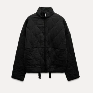 Svart quiltad jacka - Snygg svart quiltad jacka med dragkedja och hög krage. Jackan har en avslappnad passform och långa ärmar. Använd ca 2 gånger. 