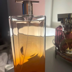 Lancome Idôle Now Eau de Parfum - Lancome Idôle Eau de Parfum är en feminin doft med toner av ros, jasmin, chypre och mysk. Knappt använd. Köptes i Augusti.