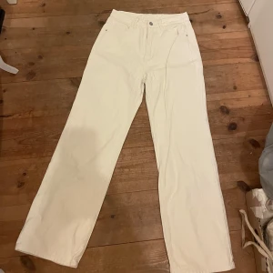 Mom Jeans  - Snygga beige/creme byxor från Shein i storlek S. Byxorna har en rak passform och är i ny skick!  