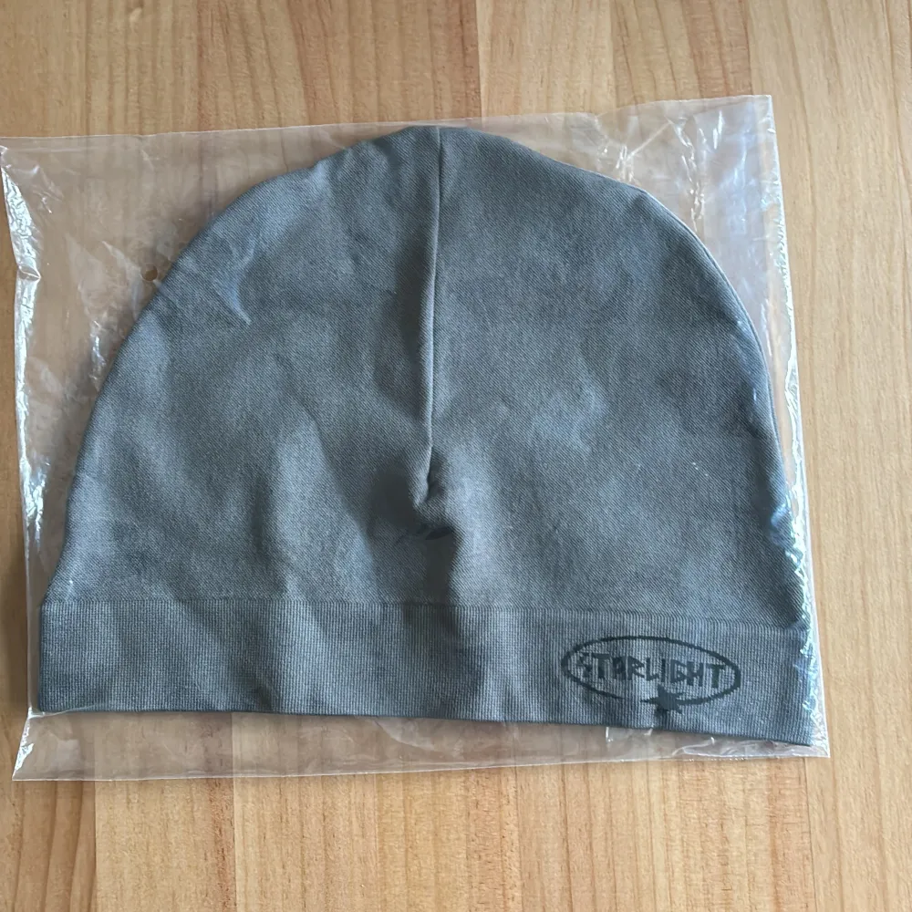 Snygg grå mössa från Starlight med enkel design. Perfekt för kyliga dagar. Tillverkad i mjukt material med ribbad kant för extra komfort.. Asusteet.