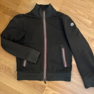Moncler maglia cardigan khaki  - Moncler kofta i bra skick självklart 100 procent äkta. I en mycket snygg och rätt unik färg. Liten skada på dragkedjan men fungerar som den ska! Ny pris runt 7000kr