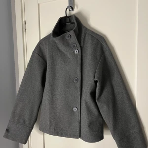 Grå kappa från gina - Snygg grå kappa från Gina med krage som kan vikas ner 