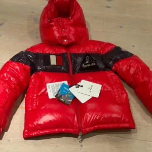 Moncler jacka  - Tja säljer nu min moncler Gary Giubbotto jacka. Jag köpte den på moncler butik i London.  Perfekt nu inför vintern. Använd ca 2 gånger.  Allt og ingår. Storlek 0 vilket motsvarar  xs/s. Hör av er vid minsta lilla fråga.