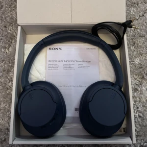 Sony noise cancelling hörlurar  - Köpt för mindre än ett år sen, säljer pga köpt nya. Inga defekter och det är bra ljud. Laddare, box och skyddspåse följs med.