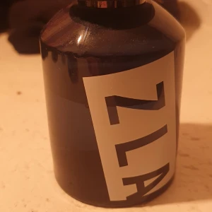 ZLATAN Pour Homme eau of the toilet - Snygg och stilren mörkblå parfymflaska med en minimalistisk design. KOMMER INTE ATT BYTA