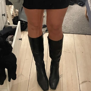 boots / stövlar - Snygga svarta stövlar från Tamaris i skinn med klack och kant tå. Perfekta för höst och vinter. As bekväm klack, man kan gå långt i dem! st 37 men passar mig som är 38