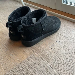 Låga Uggs - Ett par riktigt varma och stiliga låga ugg boots. Inga defekter förutom smuts och att de är creesade. Originalboxen ingår. Storlek 42, pris kan diskuteras vid snabb affär, tar även byten.