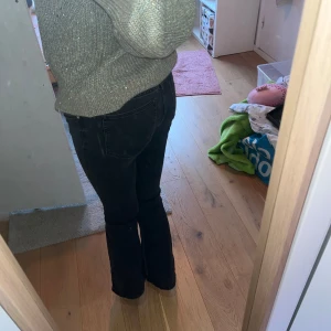 Svarta/Mörk gråa jeans - Snygga svarta jeans med bootcut-stil. De är lågmidjade och är lite för korta på mig. Är cirka 165.💗🫶🏼
