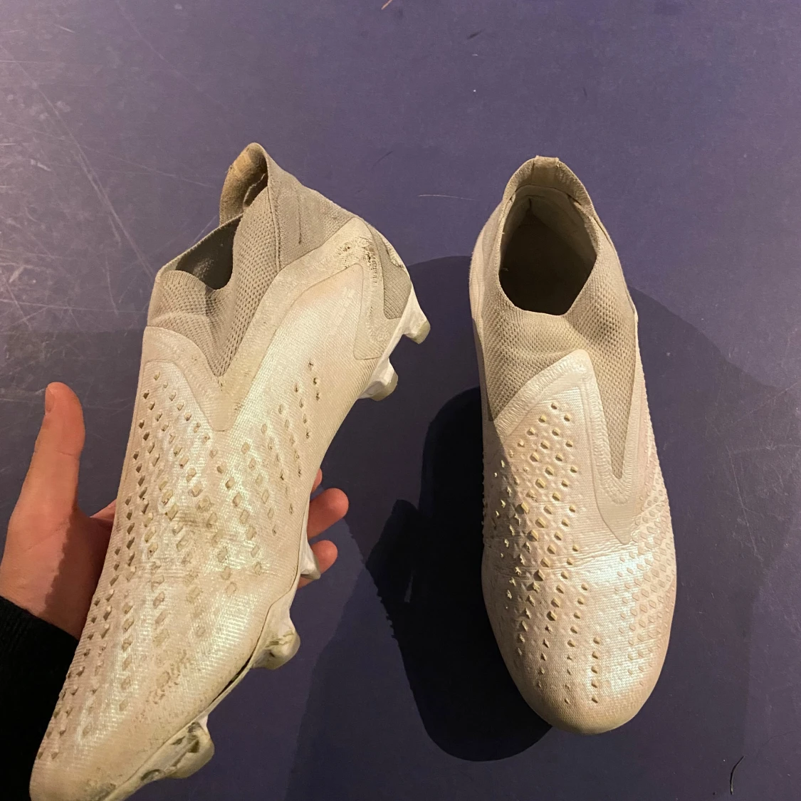 Vita fotbollsskor med dobbar