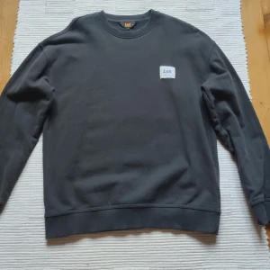 Lee crewneck, mörk grå, st M - Lee crewneck med relaxed fit. Tagg med logo sydd på bröstet. Tjock och varm bomull. Använt ett par gånger!