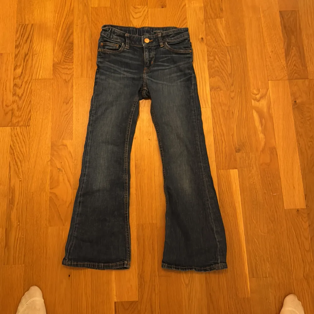 Säljer ett par jättefina bootcut blå jeans från Lindex. De är storlek 134 och passar barn som är 8-9 år gamla. Jag säljer de eftersom byxorna är tyvärr alldeles för små för mig nu. 💕. Farkut & Housut.