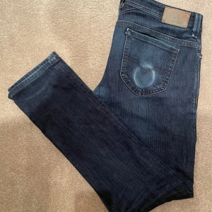 Mörkblå jeans från Diesel - Snygga mörkblå jeans från Diesel. Toppenskick förutom märket från snusdosan som ändå ger en härlig detalj! W34 L32, (passar även mig som har w31).    Hör av er vid eventuella frågor!🤝